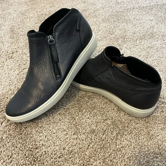 Ecco Soft 7 Metallic Black Leather Side Zip Bootie - Picture 1 of 11